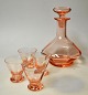 Viol karaffel 
og 4 glas, 
Holmegård, 
Danmark, 
design: Jacob 
E. Bang. 
Laksefarvet 
glas. Højde ...