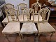 Sæt af 6 
spisebordsstole 
udført i 
Gustaviansk 
stil. malet træ 
samt sæde 
betrukket med 
...