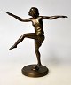 Dansk kunstner 
(20. årh.): 
Dansende 
kvinde. Bronze. 
På rund fod. 
Signeret: R.K: 
H.: 14 cm. 