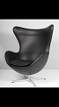 Ægget af Arne 
Jacobsen Model 
3316  med 
returdrej og 
vippefunktion,
stolen er i 
sort Aura læder 
...