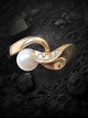 Per Borup guld 
ring. 14 karat 
med perle og 4 
brillianter, 
str 58