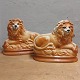 Staffordshire: 
Par figurer af 
liggende løver 
i fajance med 
glasøjne. 
Fremstillet 
omkring 1900 i 
...