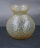 Pæn og velholdt 
buttet 
Zwiebelglas, 
løg glas, 
hyacintglas i 
gyldent glas 
med netmønster.
H 11cm ...