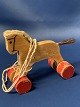 Træ legetøjs 
Hest
Højde 11,2 cm  

Brede 16 cm ca 
diagonal
Gammelt Retro 
legetøj