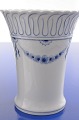 Bing & Grøndahl 
porcelæn. B&G 
Empire stor 
Vase nr. 186, 
højde 16 cm. 
diameter 16,3 
cm. Fin hel ...