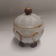Bonbonniere i 
hvidt presset 
glas fra 
begyndelsen af 
20. århundrede, 
med guldmalet 
lågknop og ...