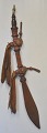 Afrikansk 
sværd, 20. årh. 
Håndtag 
dekoreret med 
læder og 
messingknop. 
Skede i rødligt 
læder med ...