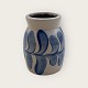 Vase / krukke, 
Stentøj; Med 
blåt 
bladmønster, 
7,5cm høj, 5cm 
i diameter, 
Signeret: BBP 
*Perfekt ...