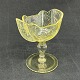 Højde 13 cm.
Længde 10 cm.
Usædvanlig 
konfektskål i 
gulligt glas 
fra 1800 
tallets ...