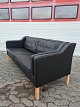 Mogen Hansen 
læder sofa 
model MH195 , 
fra 2000erne.
Den har 
patina.
Ryghøjde 75cm 
Bredde 178cm 
...