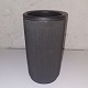 Sort Dagnls 
vase I keramik. 
Dekoreret med 
riller rundt om 
vasen. Fremstår 
I god stand 
uden ...