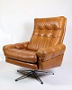 Lænestolen i 
cognac læder, 
et eksempel på 
dansk design 
fra 1980'erne, 
udstråler både 
komfort og ...