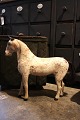 Svensk 1800 
tals træ hest 
med afskrabet 
original farve 
og med en super 
fin patina. 
Hesten har ...