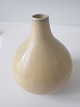 Eva Stær 
Nielsen (1911 - 
1976) for Saxbo 
- Buttet 
dråbeformet 
vase med smal 
hals og med lys 
gul ...