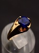 14 karat guld 
statement ring 
størrelse 56 
med safir blå 
sten 0,8 cm. 
stemplet 585 
emne nr. 576061