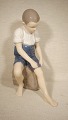 Bing & Grøndahl 
figur. Dreng på 
sten 
B&G nr.1757 
H:20.5 cm