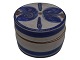 Søholm keramik, 
lille 
bonbonniere.
Dekorationsnummer 
3266-1.
Diameter 6,0 
cm.
Der er ...