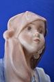 Bing & Grøndahl 
håndmalet 
porcelænsfigur. 
Barnets 
Fantastiske 
Verden, 
"Den lille 
sigøjnerpige" 
...