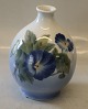 Kgl.  790-1813 
Kgl. Vase med 
blå blomster 
17.5 cm fra 
Royal 
Copenhagen I 
hel og fin 
stand
