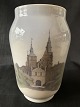 Flot 
porcelænsvase 
fra Royal 
Copenhagen, med 
tegning af 
Rosenborg slot. 
Vasen tilhører 
gruppen ...