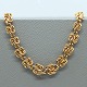 A. F. 
Rasmussen; 
Kraftig 
halskæde af 14 
kt. guld. 
Sammensat af 
knudeled.
Fra omkring 
...