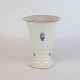 Kongelig vase 
på fod i 
porcelæn fra 
stellet 
Strøblomst nr. 
482/8601
Producent 
Royal ...