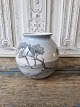 B&G vase 
dekoreret med 
landskabsmotiv 
No. 8785/472, 
2. sortering
Højde 15 cm.