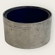 Just Andersen, 
Saltkar med blå 
glas indsats, 
5,5cm i 
diameter, 3cm 
høj, Stemplet 
2242 *pæn 
stand*