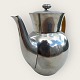 Just Andersen, 
Tin kaffekande 
med bast hank, 
17cm høj, 22cm 
bred Stemplet 
2238 *Pæn stand 
med ...