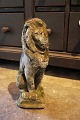Gammel fransk 
sandstens løve 
med en super 
fin patina.
Højde: 37cm. ( 
Dekorativ både 
ude som ...
