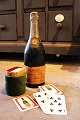 Dekorativ , 
gammel 
champagneflaske 
i træ med 2 sæt 
originale 
komplette 
champagne 
spillekort ...