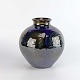 Vase i keramik 
med mørkblå 
glasur og 
abstrakt 
mønster
Producent 
Kähler
Signeret ...