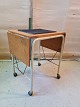 Skrivemaskinebord 
i metal og 
fineret egetræ, 
fra 1950erne.
Det har 
brugsspor.
Højde 65cm 
Dybde ...