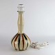 Bordlampe i 
keramik med 
brun og sort 
stribet glasur 
på beige 
baggrund nr 291
Producent 
Kahler ...