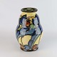 Vase i keramik 
med abstrakt 
glaseret 
mønster i blå 
go brune 
nuancer på 
gullig baggrund 
med ...