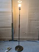 Standerlampe i 
metal, fra 
1950erne.
Den har 
brugsspor.
Højde 130cm 
Diameter 27cm