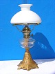 Petroleums 
bordlampe med 
fod af 
guldbemalet 
jern, 
glasbeholder og 
fin gammel 
opalinekuppel 
fra ...