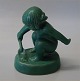 889 Arbejdslyst 
(Pige med 
skovl) Adda 
Bonfils 13,5 cm 
Jadegrøn glasur 
Keramik fra P. 
Ipsens Enke ...
