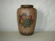 L. Hjort, Vase 
med frugtmotiv. 
Højde 20,5 cm. 
Pris: 350 kr.