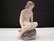 Kongelig 
porcelæn - Pige 
på sten nr. 
4027 
Højde 14 cm 
Fin fejlfri 2. 
sortering