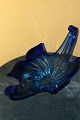 Glaskunst fra 
Italien. Kæmpe 
frugtskål af 
blåt glas. 
Længde 43 cm. 
Hel stand, 
ingen skår.