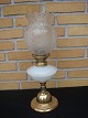 Petroliums 
lampe
opalglas og 
fod i messing
Fyens Glasværk
Ca 1850-80
Lampeglas med 
ætset ...