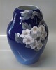 Bing & Grøndahl 
B&G 8103-832 
Vase med smukt 
blomstermaleri 
af Marie Smith 
som har 
signeret den 
...