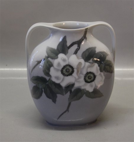 Kongelig Dansk 970-227 Kgl. Vase med hanke 17.5 cm Dekoreret med blomstergren
