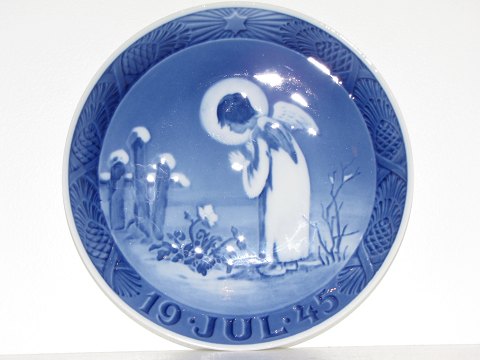 Royal Copenhagen 
Christmas plate 1945