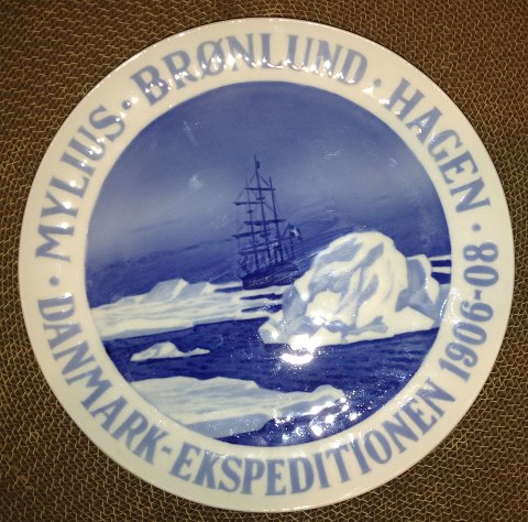 Platte i porcelæn:  Danmark-ekspedition 1906-08 Porsgrund, Norge