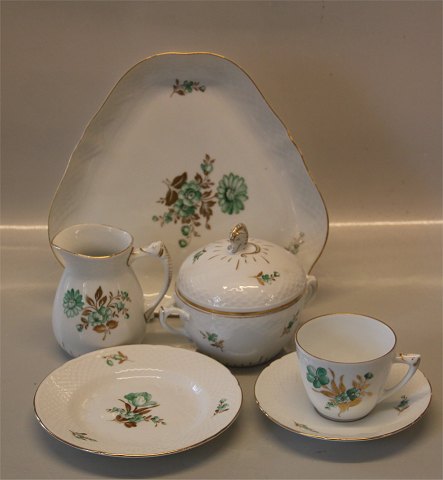 Ofelia Bing & Grøndahl  Hvidt porcelæn, Grøn blomst med guldblade og guldkant, 
form 356