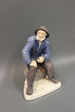 B&G Figur nr 2370, Den gamle fisker fra Skagen sten. Højde 22 cm. 
5000 m2 udstilling. 
