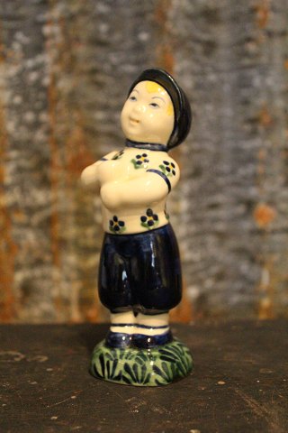 Lillebror figur i fajance fra Aluminia porcelæns fabrik .
Højde : 14cm.