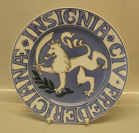 Bing & Grøndahl B&G CIV FREDERICIANÆ INSIGNIA Byvåben Fredericia: 23.8 cm 374 
Signeret FG Fanny Gaarde
